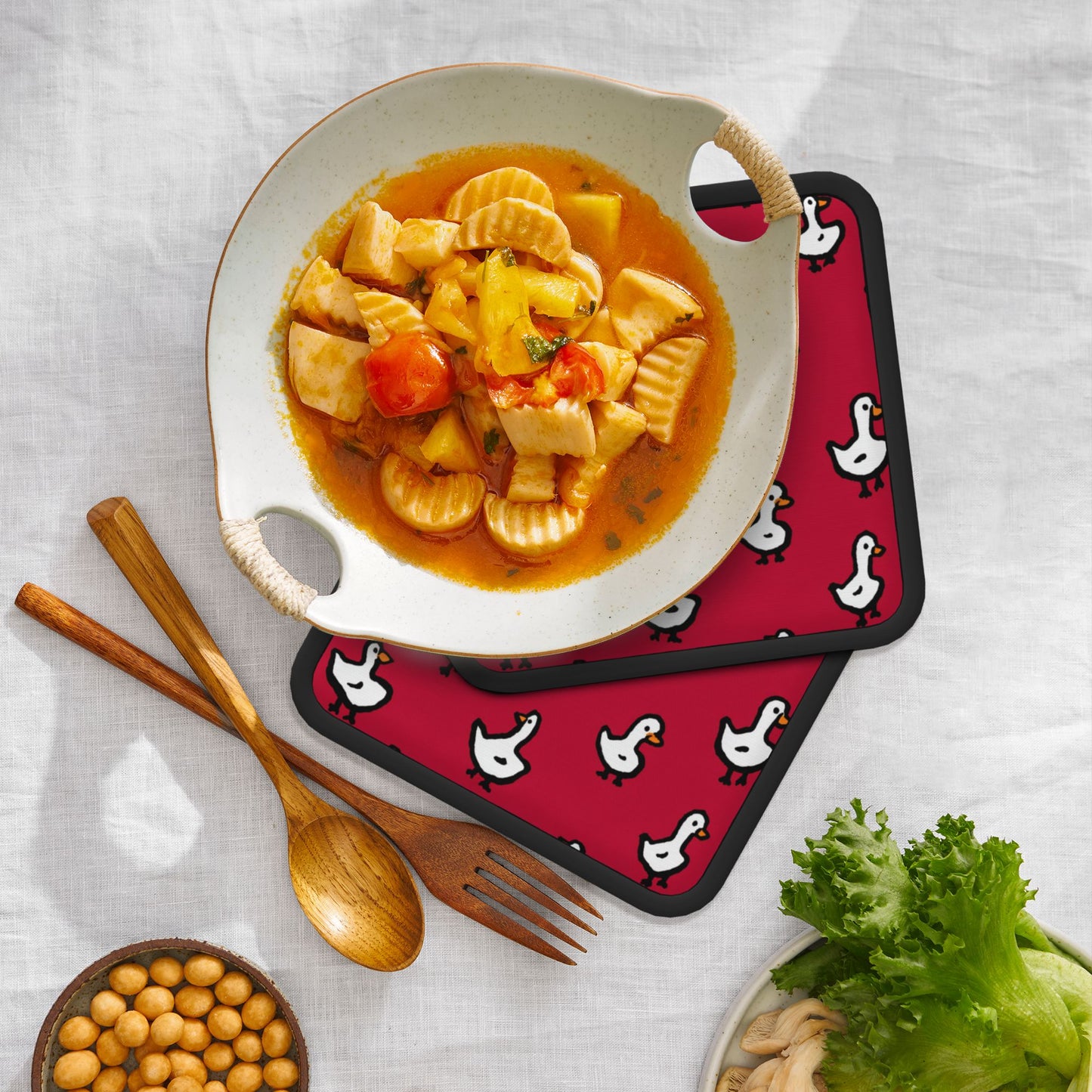 Cute White Goose Silicone Trivet – Red Cartoon Heat-Resistant Kitchen Pad 7.1x7.1in Non-Slip Mat