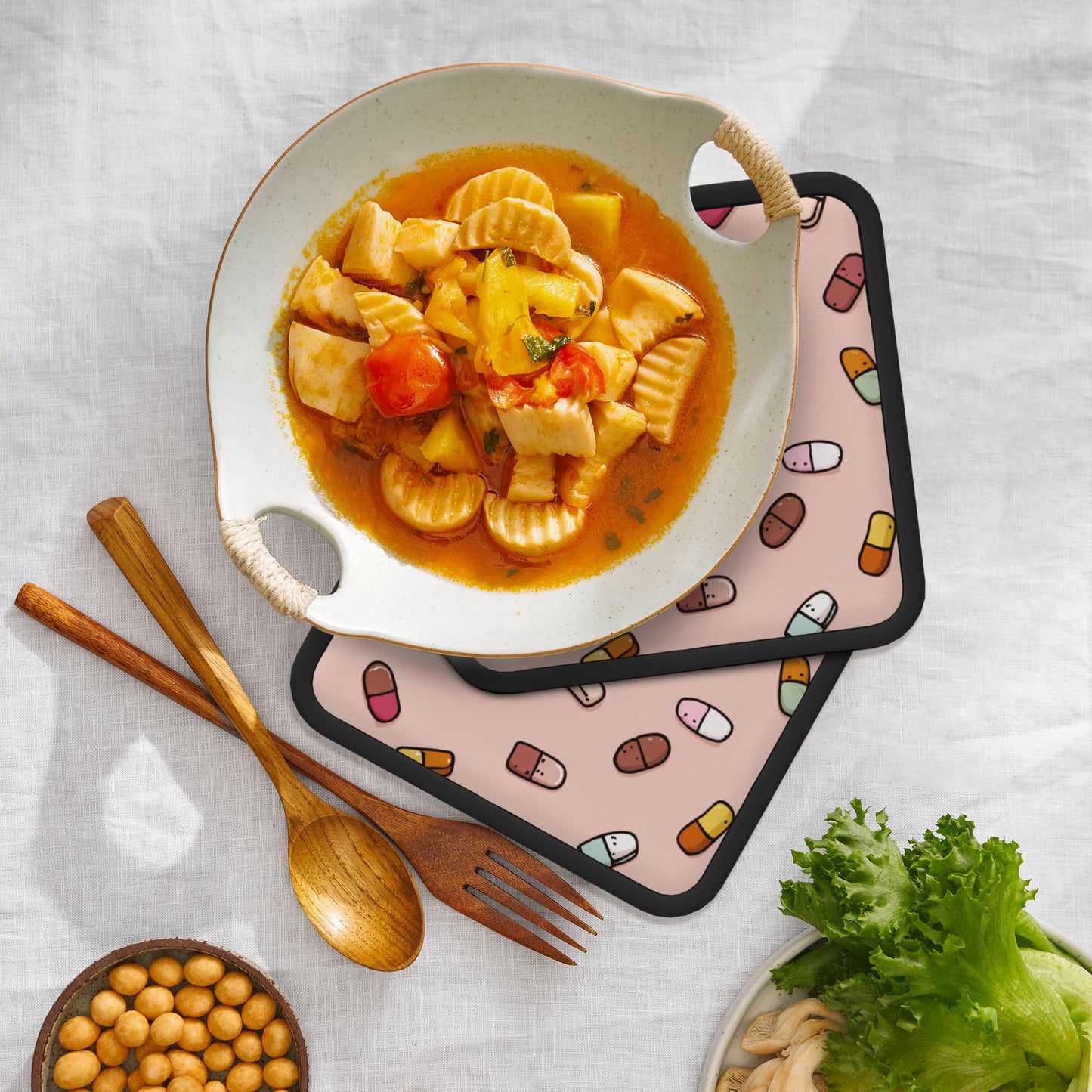 Square silicone anti-scalding mat - a stylish protective partner for the kitchen and dining table