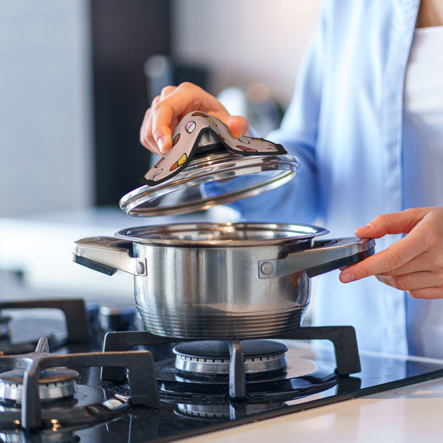 Square silicone anti-scalding mat - a stylish protective partner for the kitchen and dining table
